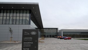 Závod Jaguar otvoril brány: Zamestná tisícky ľudí, nie agentúrnych