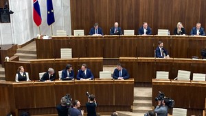 Minister vnútra Roman Mikulec zostáva na svojom poste. Smer-SD ho bude odvolávať znovu