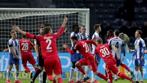 Komplikácie pre Bundesligu: tri pozitívne testy, k tomu nejasná vzorka