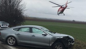 Do policajtov narazilo auto, vinník z miesta utiekol