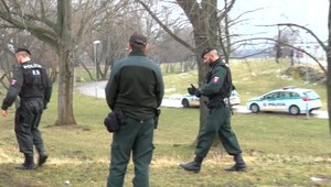 Dráma v Topoľčanoch, muž s nožom pri krku stál na strome niekoľko hodín