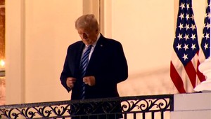 VIDEO: Donald Trump už opustil nemocnicu. Pred Bielym domom dal dole rúško a odkázal, že sa cíti dobre