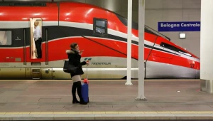 Neznámi útočníci ochromili talianske železnice. Na výhybku umiestnili výbušninu a poškodili vedenie