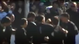 VIDEO: Chcel priaznivcom súpera ukradnúť vlajku, podali si ho hráči a dostal dobre do tela