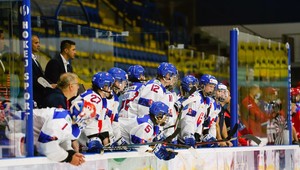 Výprask si odniesli aj Fíni. Osemnásťroční hokejisti sú vo finále