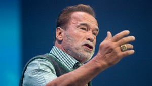 „Terminátor“ prekvapil voličov. Schwarzenegger vo voľbách podporil Harrisovú