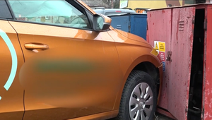 Kolízia osobných áut na križovatke skončila druhým nárazom do skrine trolejového vedenia