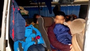 Slovenskí colníci zastavili podozrivú dodávku, tlačilo sa v nej 19 utečencov