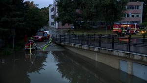 VIDEO: Bratislavou sa prehnala silná búrka. Voda zaplavila podchod aj nemocnicu