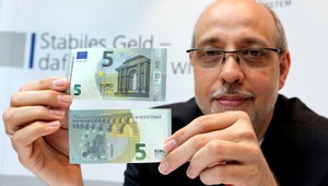 Máme novú 5-eurovku, staré budú sťahovať z obehu