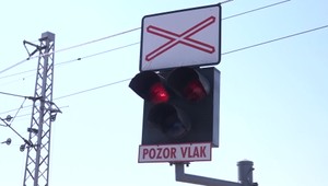 Muž zahynul pod kolesami vlaku. Trať bola uzavretá niekoľko hodín