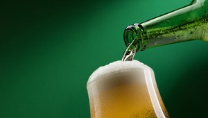 Pivný someliér tvrdí: TAKTO sa správne nalieva pivo!