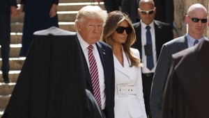 Tieto gestá manželov Trumpových nasvedčujú tomu, že ich vzťah nie je príliš vrúcny