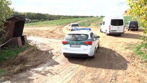 Na mieste havárie stíhačky stínali stromy. Vrak musia previezť na expertízu