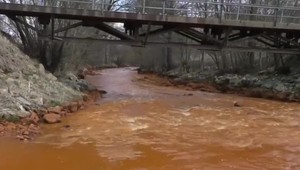 Znečistená rieka Slaná: Po mesiaci padli návrhy, ako problém vyriešiť