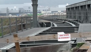 Muž sa pri práci na stavbe automobilky zrútil zo železničného mosta. Ide mu o život