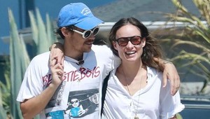 Škandalózne nakrúcanie? Románik známej režisérky s popovou hviezdou rozdelil štáb na dva tábory!