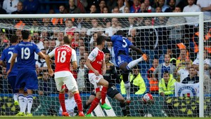 Chelsea zdolala Arsenal, červené karty Gabriela a Cazorlu