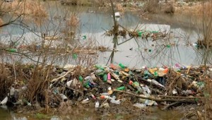 Bobria hrádza je zahádzaná plastami. Stále