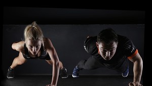 Chcete sa doma pozerať na sexi muža? Zapojte ho do výzvy Nebuď langoš