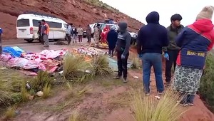 Po zrážke s pick-upom sa autobus zrútil do rokliny, zahynulo 25 ľudí