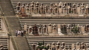 V Hongkongu je tak málo miesta, že začali nebožtíkov pochovávať vertikálne