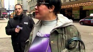 VIDEO: Chudák reportér! Reportáž prerušila pľuvajúca žena