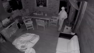 Pozorovateľa má v hľadáčiku aj česká polícia. V noci sa vkráda do domov a sleduje, ako domáci spia