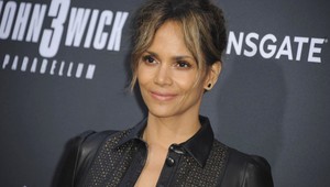Môže takto vyzerať po 50-tke? Halle Berry ukázala sexi postavu aj odvážny účes