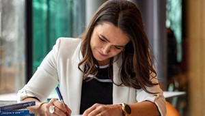 Hlasy sú sčítané, Maďarsko má prezidentku