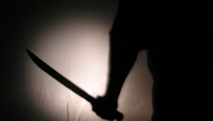 VIDEO: V centre Trnavy sa v nočných hodinách pohyboval mladík s mačetou v ruke