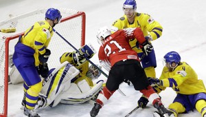 Švédi obhájili zlato spred roka, vo finále zdolali Švajčiarov