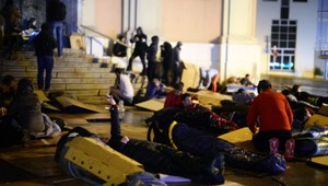 Noc vonku: Ľudia vymenili pohodlné postele za kartóny na ulici