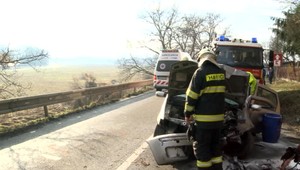 Prešiel do protismeru a vrazil do auta. Stav 23-ročného mladíka je vážny