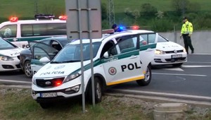 Divoká naháňačka v Tatrách. Muž bez vodičáku poškodil dve policajné autá