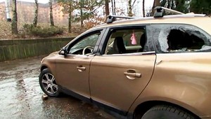 Vandal rozmlátil luxusné auto, zničil okná aj karosériu