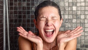Vyskúšajte ľadovú sprchu pred spaním: TOTO dokáže urobiť s vaším telom!