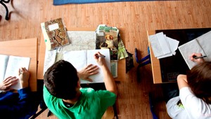 Deti nakreslili plagáty na dražbu otrokov, rodičia sú pobúrení