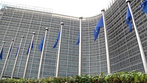 Brusel po vražde Kuciaka preverí eurofondy, vyhlásil eurokomisár Oettinger