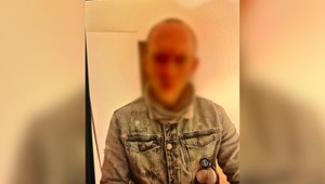 Polícia zadržala muža, ktorý po krádeži notebooku onanoval nad spiacou ženou