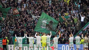 Fanúšikovia Celticu vybučali minútu ticha a zahádzali plochu loptami