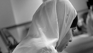 Čína zakázala fúzy a závoje v provincii obývanej moslimami