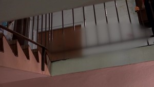 Muž v amoku vbehol do cudzieho bytu a začal rozbíjať sklo. Spôsobil si hlboké rezné rany a následne zomrel