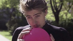 Sagan zabáva internet. Žltú ľaliu recitoval s héliom v pľúcach!