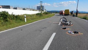 Vážna nehoda si vyžiadala smrť 59-ročného cyklistu. Polícia hľadá svedkov tragédie