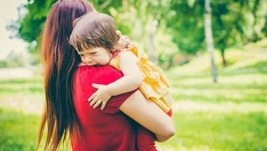 Prečo sa deti správajú horšie v spoločnosti matky? TOTO je dôvod!