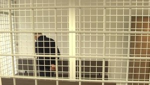 Muž vtrhol do domu a brutálne zaútočil na manželov. Podľa informácií TV JOJ sa rozhodol podstúpiť liečbu