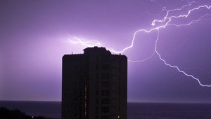 Na Slovensko sa rútia búrky: SHMÚ varuje aj pred supercelou