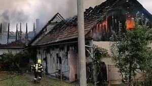 Elektrický skrat spôsobil požiar strechy