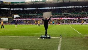 Dánsky tréner sa vynašiel. Hráčov inštruoval tabuľou